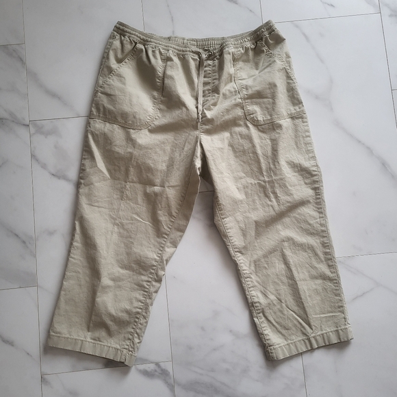 L.L. Bean Pants - LL. Bean 100% Cotton Capris Casual Granola Girl Womens Size 14P Classic Fit